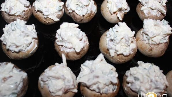 шампиньоны, фаршированные кинзой и брынзой