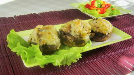Шампиньоны, фаршированные рисом и сыром