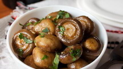 Шампиньоны с чесноком и хересом