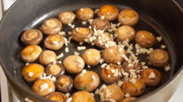 шампиньоны с чесноком и хересом