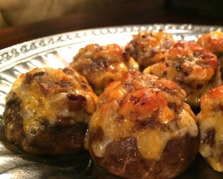 Шампиньоны с начинкой из бекона и сыра