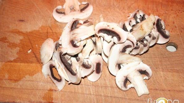 шампиньоны с рисовой лапшой и салатом