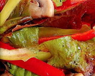 Шампиньоны, тушенные с перцем