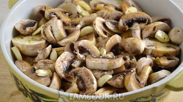 шампиньоны, запеченные с сыром и чесноком
