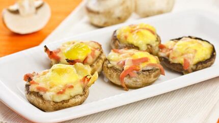 Шляпки шампиньонов, фаршированные перепелиными яйцами