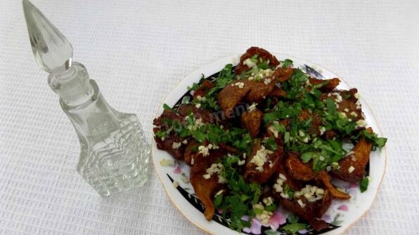 жареные грибы с чесноком