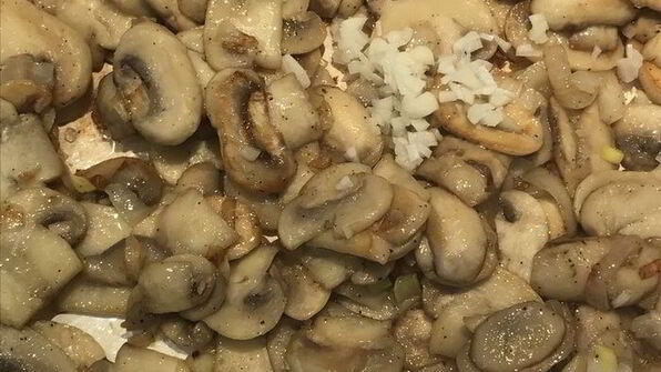 жареные шампиньоны в сметане