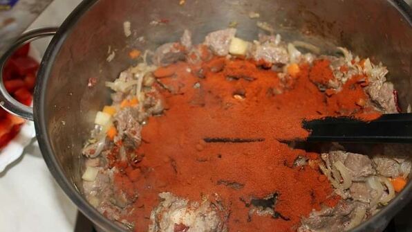 говяжий гуляш с чипетками