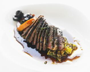 Гуляш из говядины с черносливом