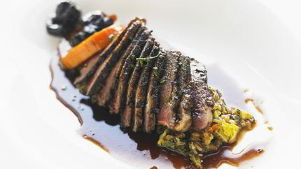 Гуляш из говядины с черносливом