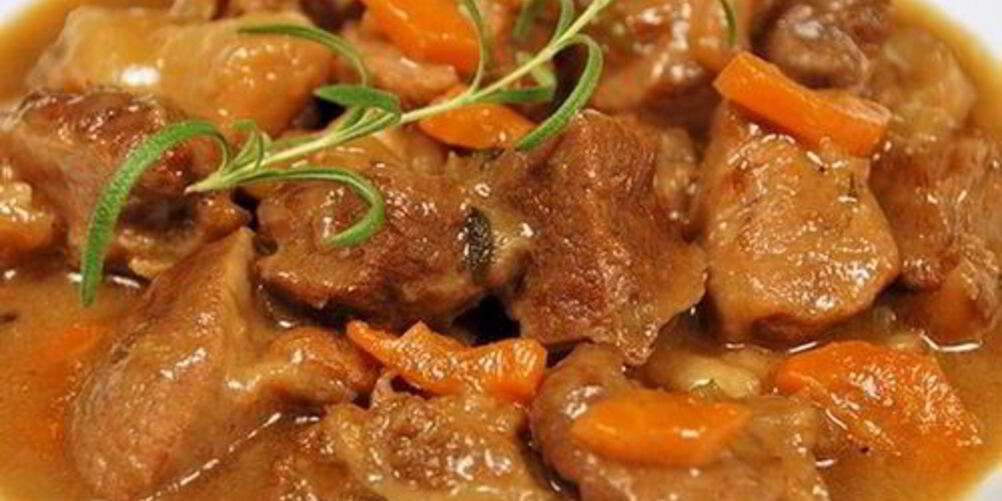 Рецепт гуляша из говядины с горчицей и яблоком