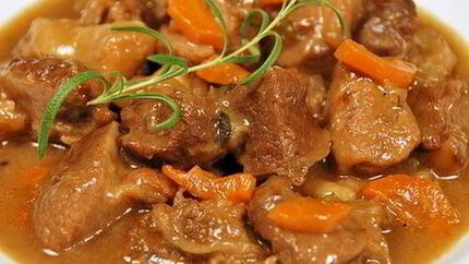 Гуляш из говядины с горчицей и яблоком