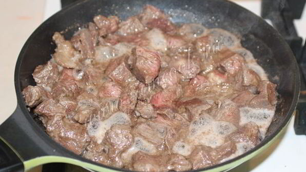 гуляш из говядины с подливкой