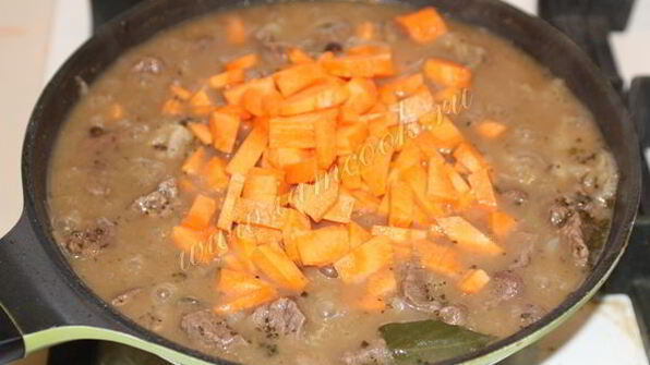 гуляш из говядины с подливкой