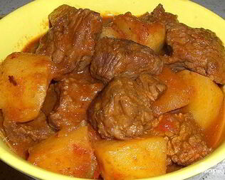 Гуляш из говядины с помидорами