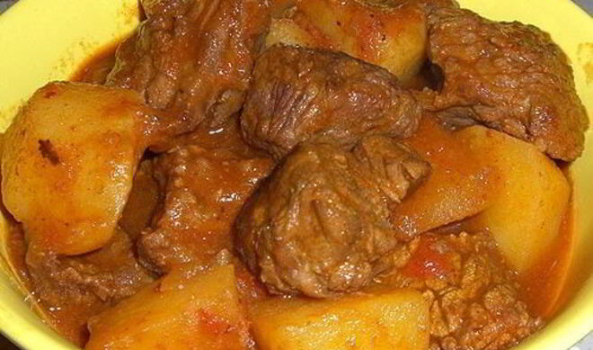 Гуляш из говядины с помидорами