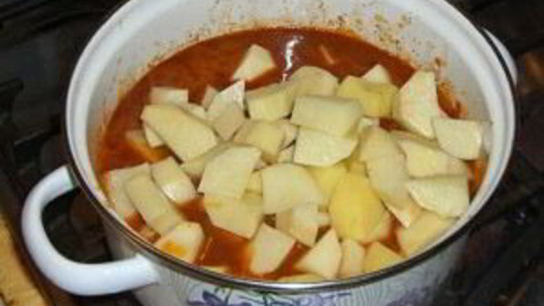 гуляш из говядины с помидорами