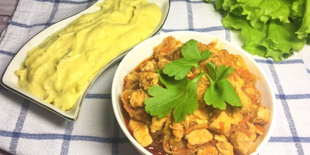 Рецепт гуляша из курицы с пюре из цветной капусты