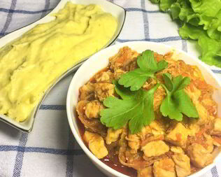 Гуляш из курицы с пюре из цветной капусты