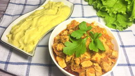 Гуляш из курицы с пюре из цветной капусты