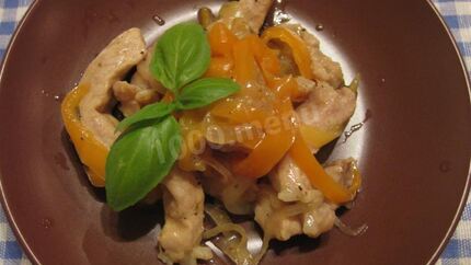 Гуляш из свинины с болгарским перцем