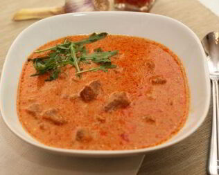 Гуляш из свинины с помидорами