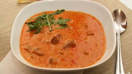 Гуляш из свинины с помидорами