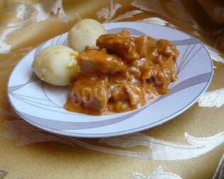 Гуляш из свинины со сметаной