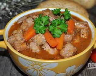 Гуляш с красным вином