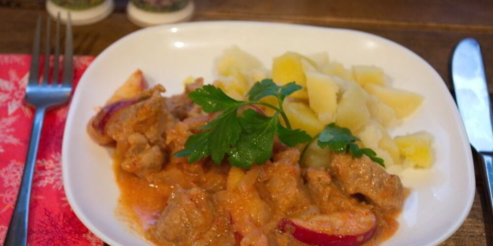 Рецепт гуляша с яблоком