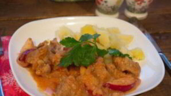 гуляш с яблоком