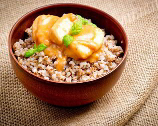 Куриный гуляш с гречкой