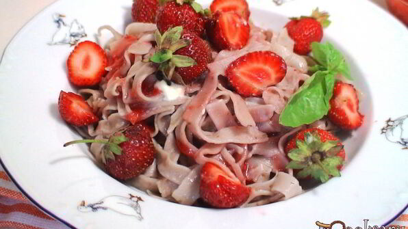 клубничная лапша