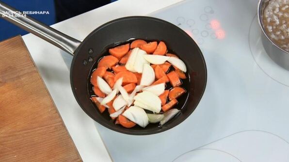 фалафель в багете с чесночным соусом и салатом коул-слоу