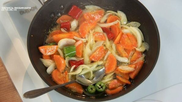 фалафель в багете с чесночным соусом и салатом коул-слоу