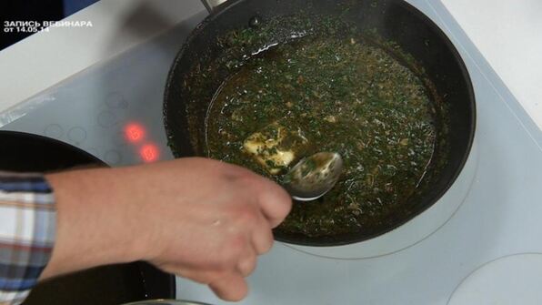 фалафель в багете с чесночным соусом и салатом коул-слоу