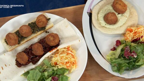 фалафель в багете с чесночным соусом и салатом коул-слоу