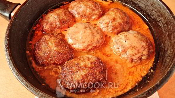 котлеты с подливкой на сковороде