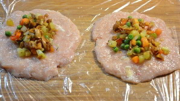куриные котлеты с грибной начинкой