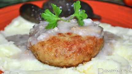 Мясные котлеты с грибами и грибным соусом