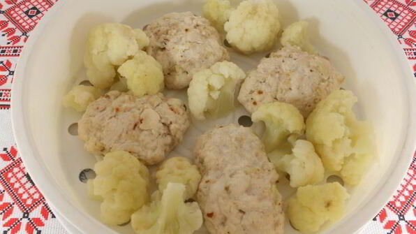паровые рубленые котлеты из курицы с гарниром из цветной капусты