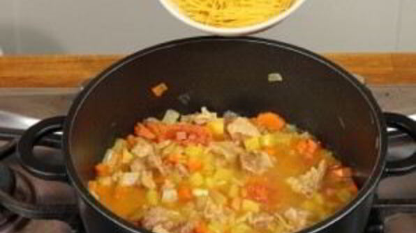 лапша с говядиной и овощами