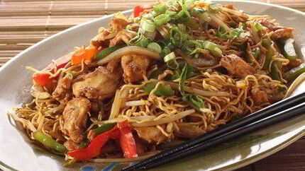 Лапша с индейкой и овощами в кокосово-арахисовом соусе