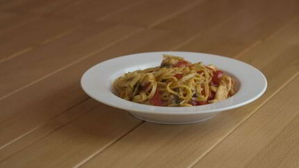 Лапша с курицей и овощами