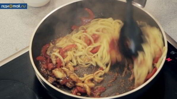 лапша с курицей и овощами