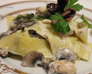 Лапша с морепродуктами и грибами