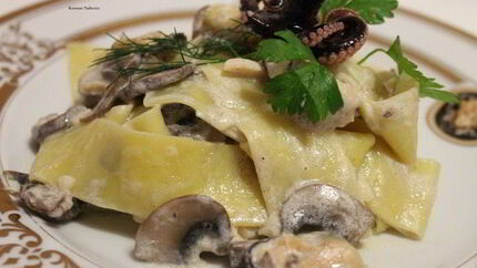 Лапша с морепродуктами и грибами