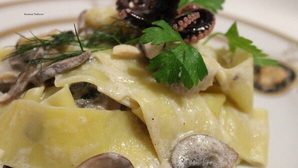лапша с морепродуктами и грибами