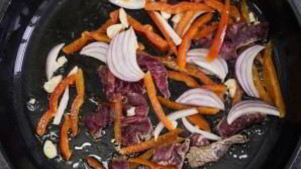 лапша удон с говядиной и овощами