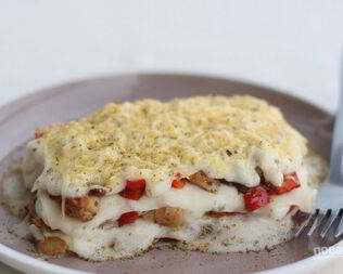 Лазанья с курицей и соусом Бешамель